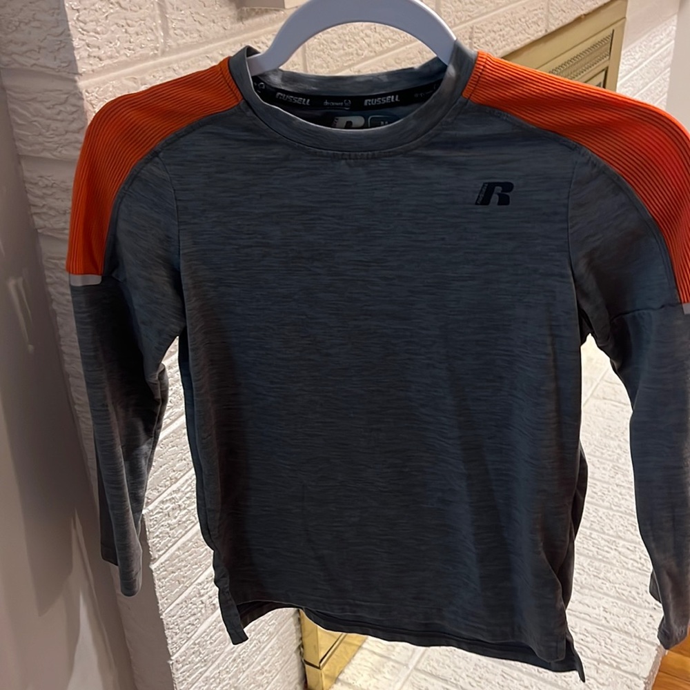 Boys long sleeve athletic shirt Size M (8)